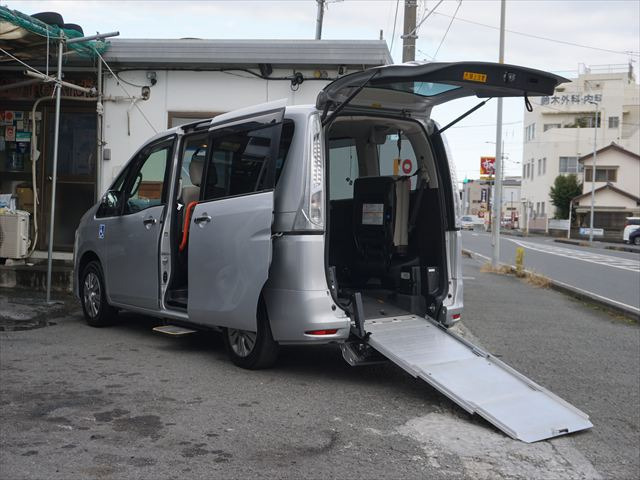 セレナ2.0 20S チェアキャブ スロープタイプ 車いす2名仕様