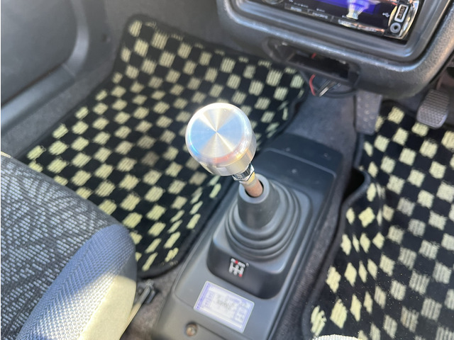 �����5���}�j���A�����ځB5���}�j���A��&times;4WD�Ŏv������������y���߂܂��B�V�t�g�̓���������̂ŏ��₷�����Ԃł��B���̋@��ɓ����̖��͂�S�g�Ŋ����Ă݂܂���?