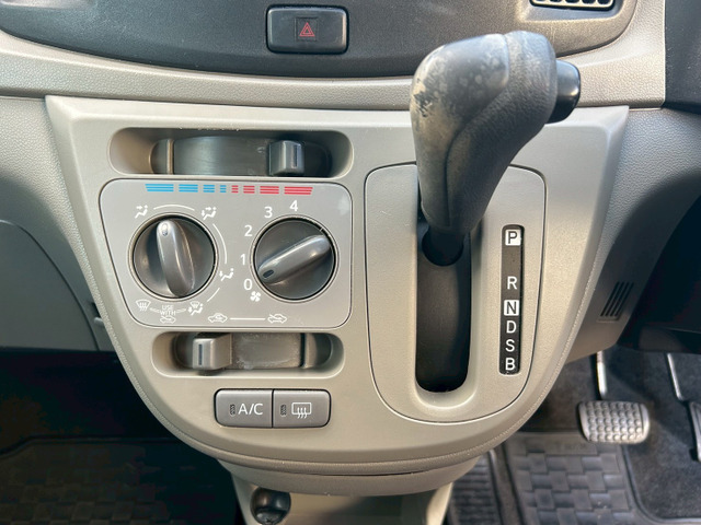 ミッションもCVTですので走りもスムーズで低燃費♪♪