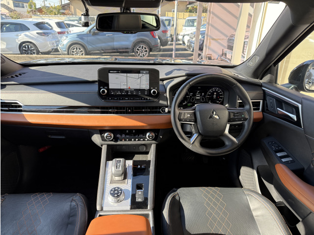 内装は黒を基調とした落ち着いた室内で、洗礼されたデザインとなっております。