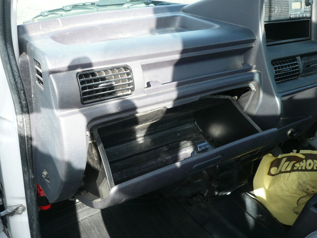 ��e�ʁA�O���[�u�{�b�N�X���K�o���ƊJ���̂ŁA���ނ̏o����������₷���ł���(#^.^#)