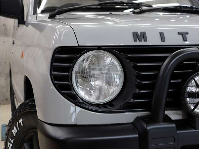 �w�b�h���C�g�����΂݂�܂蓙������σL���C�ȏ�Ԃ�ۂ��Ă���܂��B�C���i�[�u���b�N�y�C���g�����C�g�̃J�X�^�������C�y�ɂ����k���������B