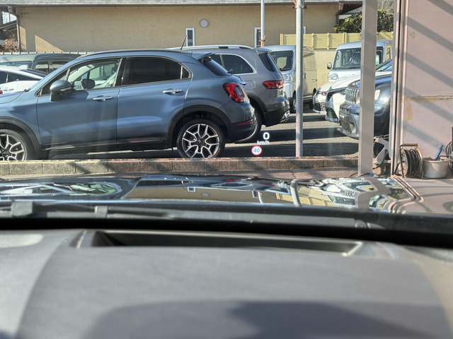 ヘッドアップディスプレイも装備されております。視線を前方から逸らす事無く速度などを確認して頂けます。