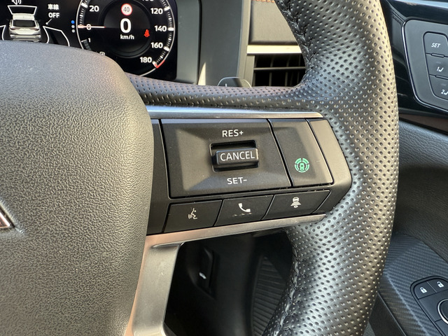 右側のスイッチはクルコンとなります。レーダークルーズですので、長距離運転の時のドライバーの負担を軽減してくれます!