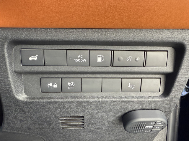 各種スイッチは運転席右足元にレイアウトされておりますので操作性にすぐれております。