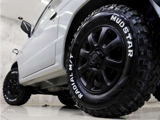 �}�b�g�u���b�N�ɓh���ςݏ����A���~�z�C�[���ɐV�i�}�b�h�e���[���z���C�g���^�[�^�C���𑕒����A�N�e�B�u�ȕ��͋C�Ɏd�オ��܂����B