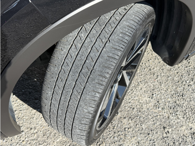 タイヤの溝は半分を少し下回りますがまだ乗っていただけます!!心配な方はタイヤ交換も承りますのでお気軽にご相談ください!!