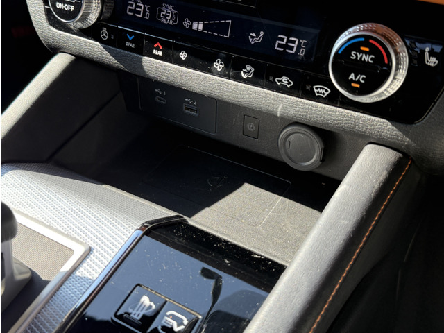 USBポートとタイプCとシガーソケットが備わっております。また置くだけ充電も備わっております!!