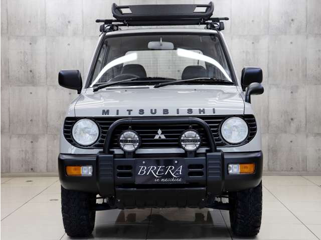 �t�����g�r���[�̓��C�g�O���[�n�J���[�Ɠ��X�I���W�i���}�b�g�u���b�N�œh�蕪���A�I�V�����ȃt�����g�r���[�Ɏd�オ���Ă���܂��B