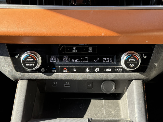 左右独立デュアルエアコンとなっておりますので、同乗者の方も快適にお過ごし頂けます!!