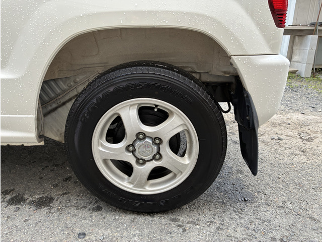 �t�����g�A���A���ɏ����z�C�[������������Ă���܂��B