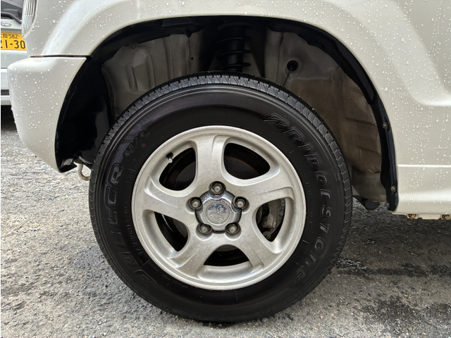 �t�����g�A���A���ɏ����z�C�[������������Ă���܂��B