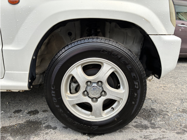 �t�����g�A���A���ɏ����z�C�[������������Ă���܂��B