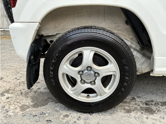 �t�����g�A���A���ɏ����z�C�[������������Ă���܂��B