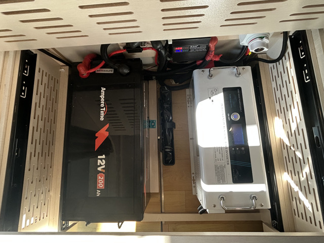 3000W�C���o�[�^�[ ���`�E���C�I���o�b�e���[200Ah!