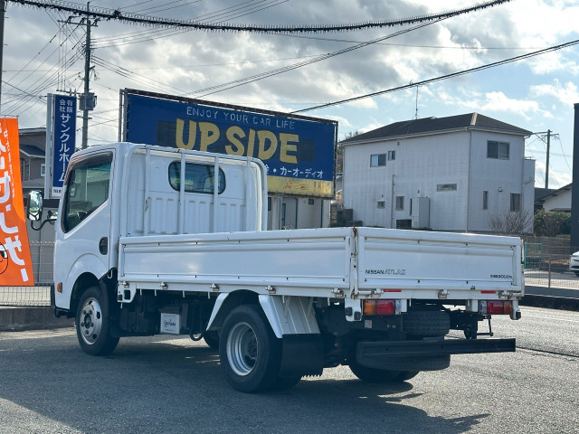 �ԗ����d�ʂ�4205kg�ł��B