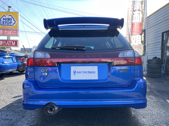 ���J�^���O�l280�n�͂𔭐�����EJ20�c�C���^�[�{�ɁA�X�o�������ӂ�AWD�A������5MT�̑g�ݍ��킹��