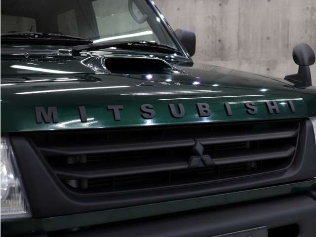 �O�����㕔�ɐl�C�̃N���V�b�NMITSUBISHI�G���u�����𑕒����A�}�b�g�u���b�N�h�蕪���y�C���g�œ��X�������̃J�X�^�����{���Ă���܂��B