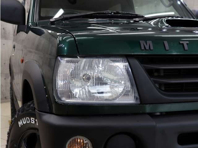 �w�b�h���C�g�����΂݂�܂蓙������σL���C�ȏ�Ԃ�ۂ��Ă���܂��B�C���i�[�u���b�N�y�C���g�����C�g�̃J�X�^�������C�y�ɂ����k���������B