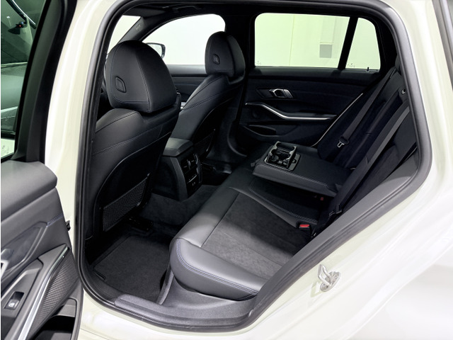 �㕔���Ȃ�2���̏�������K�ɍ�������Ԃł��A�X�L�[��X�m�[�{�[�h�Ƃ��������ڕ��𖳗��Ȃ��ςݍ��߂�X���[���[�f�B���O�V�X�e���≷�x�E���ʒ������\�Ȍ�Ȑ�p�I�[�g�G�A�R���ȂǏ[�����������ł��B