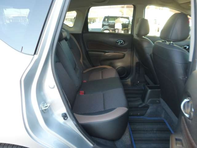 大人もゆったりと座れるリアシート。