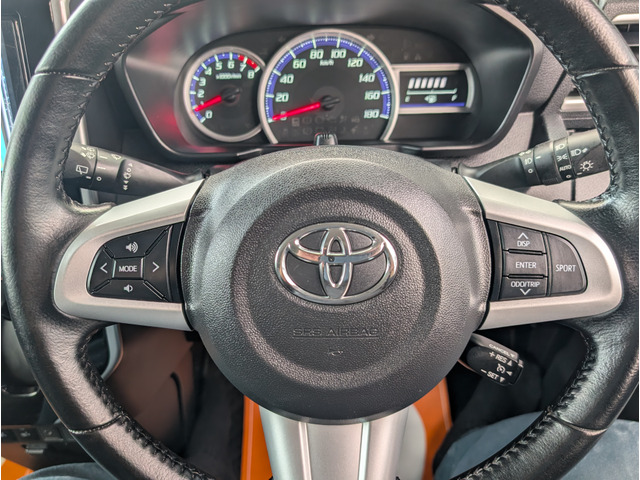 �X�e�A�����O�ɂ̓I�[�f�B�I���삪�o����X�C�b�`��z�u�B������Ƃ��������ł͂���܂����A�g���Ă݂�Ƃ��Ȃ�֗��Ȃ�ł���E���ɂ̓C���t�H���[�V�����f�B�X�v���C�̑���{�^����������Ă܂��B