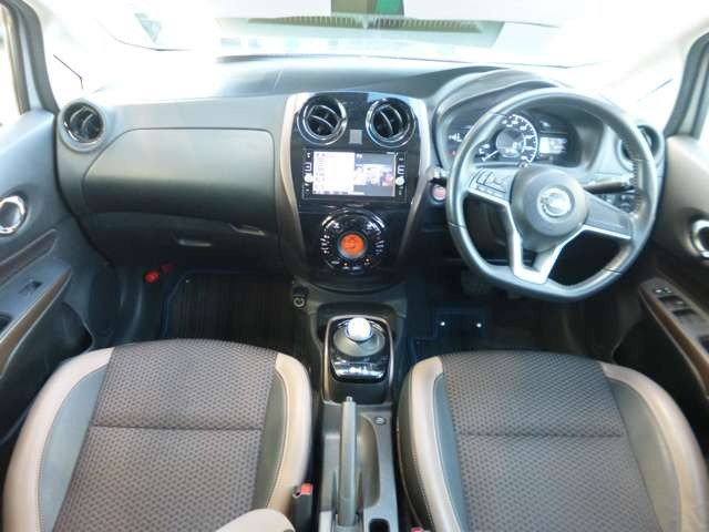 革巻きステアリングで気分上々!