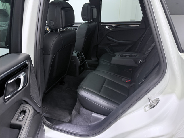 �㕔�Ȃ̎g�p�����w�ǖ����A�t�@�~���[���[�X�Ō�������O�Ȕw�ʂ̉���⏝���w�ǗL��܂���B�܂��A�[�����X�g���p�̃J�b�v�z���_�[�≷�x���߂��\�ȃG�A�R���ȂǏ[���̑������������܂��B