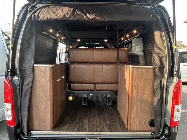 �傫�ȃo�b�N�h�A�ŉו��̏o��������y�X�ł�!