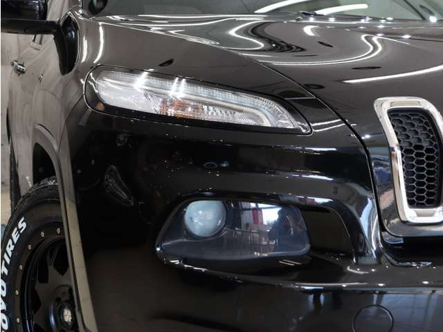 �w�b�h���C�g�����΂݂�܂蓙������σL���C�ȏ�Ԃ�ۂ��Ă���܂��B�C���i�[�u���b�N�y�C���g����t�@�C�o�[LED���C�g���H���A���C�y�ɂ����k���������B