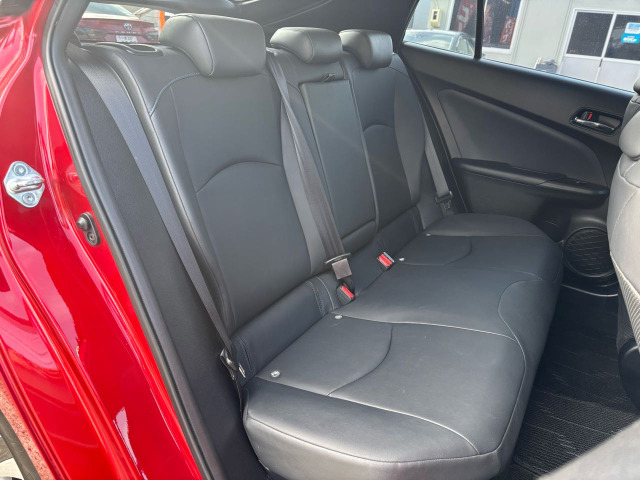 �Z�J���h�V�[�g�͑�l��l������Ă��\���ȃX�y�[�X���m�ۂ���Ă���܂�