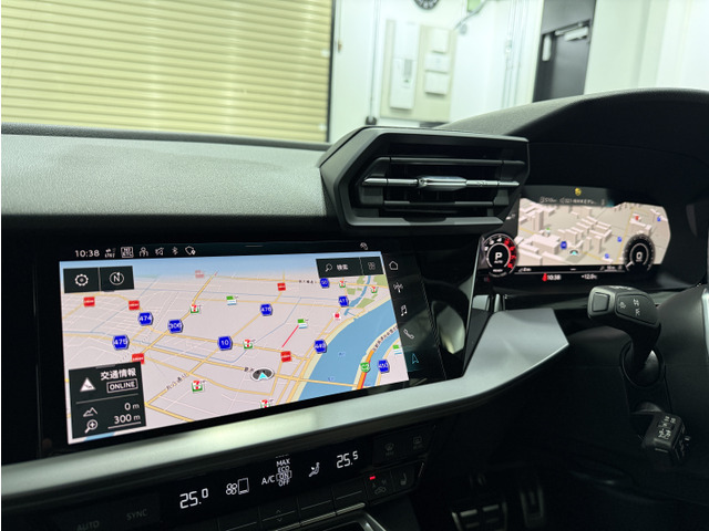 �i�r�Q�[�V������ԗ��̗l�X�ȏ����^�]���̃h���C�o�[�����Ɍ��₷���ݒu���ꂽ�o�[�`�����R�b�N�s�b�g�v���X�B�X�e�A�����O�̃}���`�t�@���N�V�����{�^���ɂđf�����ؑւ����\�ƂȂ��Ă���܂��B