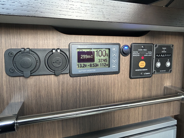 �o�b�e���[���j�^�[ �C���o�[�^�[�����[�g�X�C�b�` �����X�C�b�`