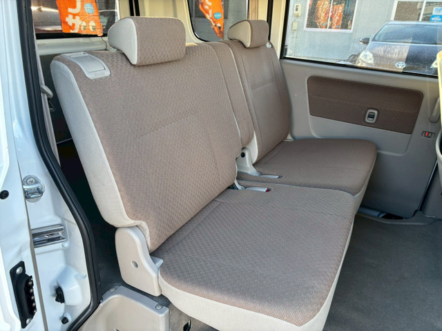 �Z�J���h�V�[�g�͑�l��l������Ă��\���ȃX�y�[�X���m�ۂ���Ă���܂��B