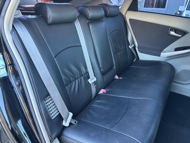 �Z�J���h�V�[�g�͑�l��l������Ă��\���ȃX�y�[�X���m�ۂ���Ă���܂�