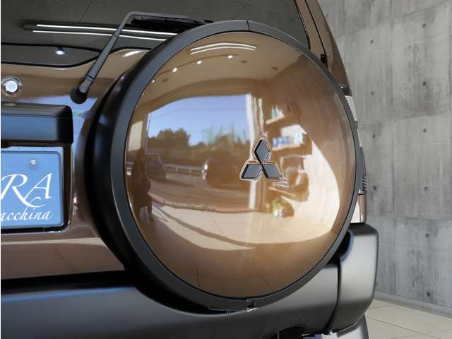 �w�ʃ^�C���J�o�[���{�f�B�[���F�d�グ�ƂȂ��Ă���܂��B