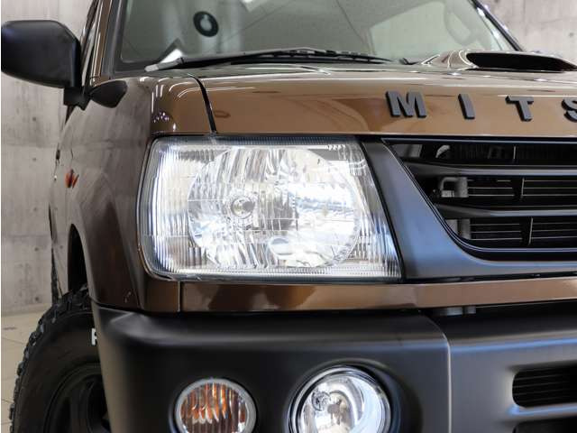 �w�b�h���C�g�����΂݂�܂蓙������σL���C�ȏ�Ԃ�ۂ��Ă���܂��B�C���i�[�u���b�N�y�C���g�����C�g�̃J�X�^�������C�y�ɂ����k���������B