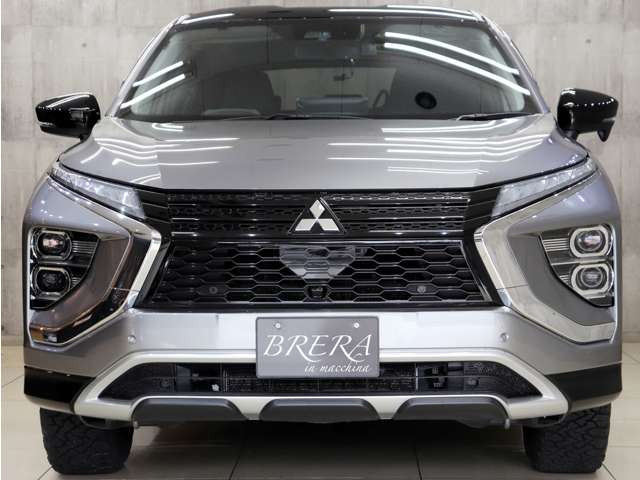 �t�����g�r���[�͏����V���o�[���^���b�N�J���[�ƃO���X�u���b�N�œh�蕪���A�I�V�����ȃt�����g�r���[�Ɏd�オ���Ă���܂��B