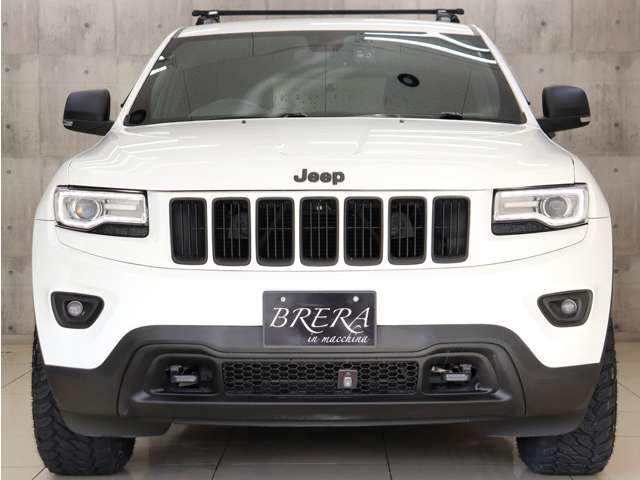 �t�����g�r���[�͏����z���C�g�J���[�ƃ}�b�g�u���b�N�œh�蕪���A�I�V�����ȃt�����g�r���[�Ɏd�オ���Ă���܂��B