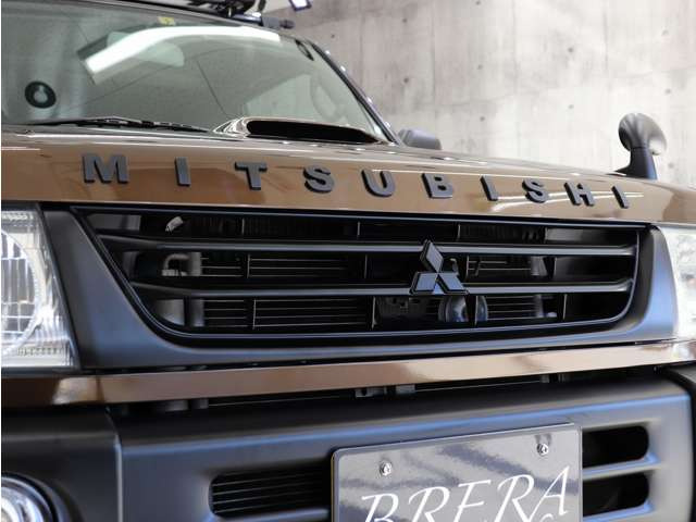 �O�����㕔�ɐl�C�̃N���V�b�NMITSUBISHI�G���u�����𑕒����A���X�������̃J�X�^�����{���Ă���܂��B