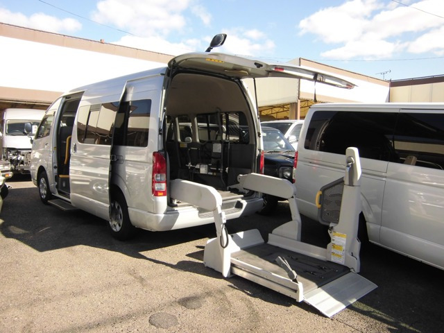 ハイエースコミューター(トヨタ) 車いす移動車ウェルキャブ 車いす4台固定 中古車画像