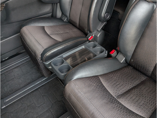 2��ڃV�[�g�̓Z�p���[�g�^�C�v�ɂȂ�܂��B�Z���^�[���ɂ̓e�[�u�����ݒu����Ă܂��B�܂��ݎ��Ȃ̂�3��ڃV�[�g�ւ̈ړ�����育�����܂���B