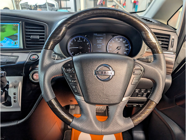 ���X�ɂĐV�i��t�����E�b�h�R���r�X�e�A�����O�ł��B�ԓ�����i�Ɖ؂₩�ɂȂ�܂����B�X�e�A�����O�E���ɂ̓N���[�Y�R���g���[�������B�����ɂ̓I�[�f�B�I�X�C�b�`��z�u�B���ɕ֗��ȑ����i�ł���B