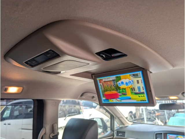 ��Ȃ͑��ʂ̃t���b�v�_�E�����j�^�[�𑕒����Ă܂��B���[�J�[�I�v�V�����̃��j�^�[�Ȃ̂Ō�t���̃��j�^�[�ł͖����ȃ����R���ł̊J���o���܂����p�l����̐��^�̎�t���������𖡂킦�܂��B