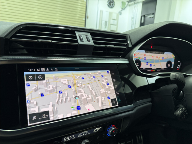 �i�r�Q�[�V������ԗ��̗l�X�ȏ����^�]���̃h���C�o�[�����Ɍ��₷���ݒu���ꂽ�o�[�`�����R�b�N�s�b�g�B�X�e�A�����O�̃}���`�t�@���N�V�����{�^���ɂđf�����ؑւ����\�ƂȂ��Ă���܂��B