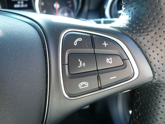 �X�e�A�����O�X�C�b�`(�E)���茳�ŃC���^�[�i�r���삪�ł��܂�!���A�^�]���ł��d�b���Ƃ��n���Y�t���[�ʘb�X�C�b�`�����Ă܂�