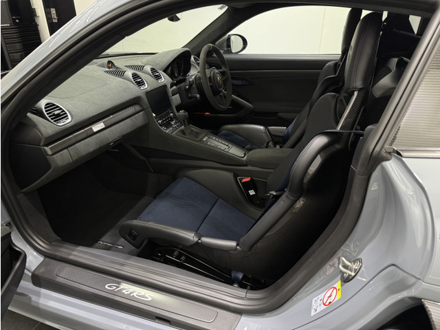 �J�[�{���t�@�C�o�[�����v���X�`�b�N(CFRP)�ƃJ�[�{���D���d�グ�̌y�ʃt���o�P�b�g�V�[�g�͓d�����������@�\�Ɖ^�]��/����Ȃ̎蓮�O�㒲���@�\�t���ł��B�V�[�g�x���g�̓I�v�V�����̃C���f�B�S�u���[�ł��B