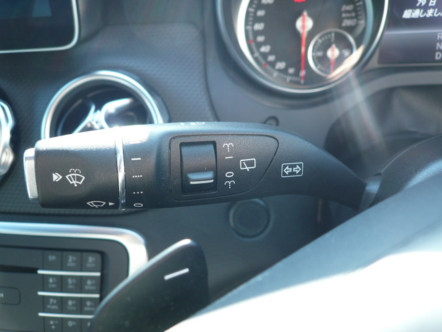 �n���h�������ɃE�B���J�[���o�[������܂��B���{�ԂƂ͋t�Ȃ̂ł����ӂ��������B