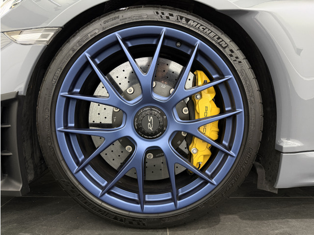 ���@�C�U�b�n�p�b�P�[�W�I�����̂ݑ������\��718CaymanGT4RS�b���}�O�l�V�E���z�C�[��(�T�e���C���f�B�S�u���[)�𑕔����A���̉��ɂ̓|���V�F�E�Z���~�b�N�E�R���|�W�b�g�E�u���[�L�������ςł��B