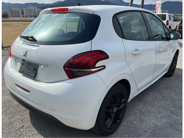 �t�������ł������悭�X�^�C���b�V���ȖO���̂��Ȃ��f�U�C�����Ǝv���܂��B�ЊO�A���~�z�C�[�����u���b�N�ł����Ǝv���܂��B